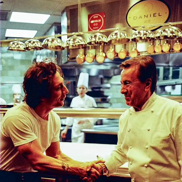 Jeremy Allen White saludando al chef Daniel Boulud, con quien comparte varias escenas en la tercera temporada de The Bear. 