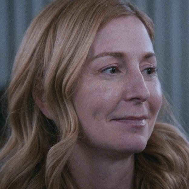 Christina Tosi, una de las comensales que comparte mesa con Sidney y Carmy en el último episodio de la tercera temporada de The Bear.