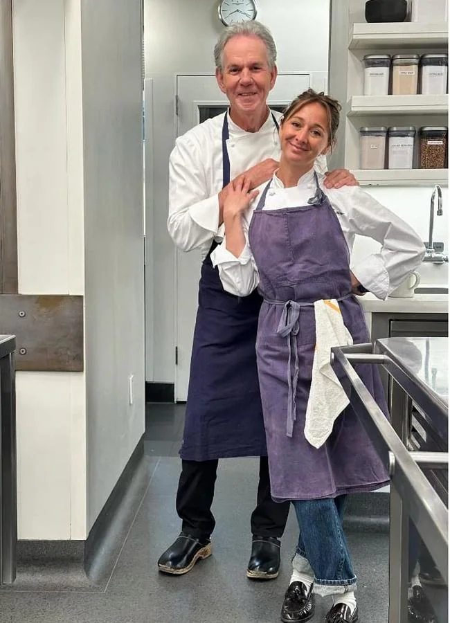 Thomas Keller y Courtney Storer, productora gastronómica de The Bear, en una imagen tomada durante el rodaje de la tercera temporada de la serie. / Instagram: @chefthomaskeller