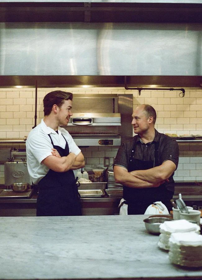 Dave Beran, a la derecha, junto a Will Poultry en un momento del rodaje de The Bear. / Instagram: @dcberan. 