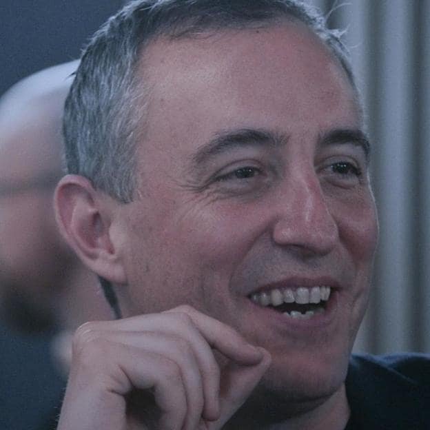 Will Guidara, restaurador y productor ejecutivo de The Bear, en la mesa del funeral con el que cierra la tercera temporada.