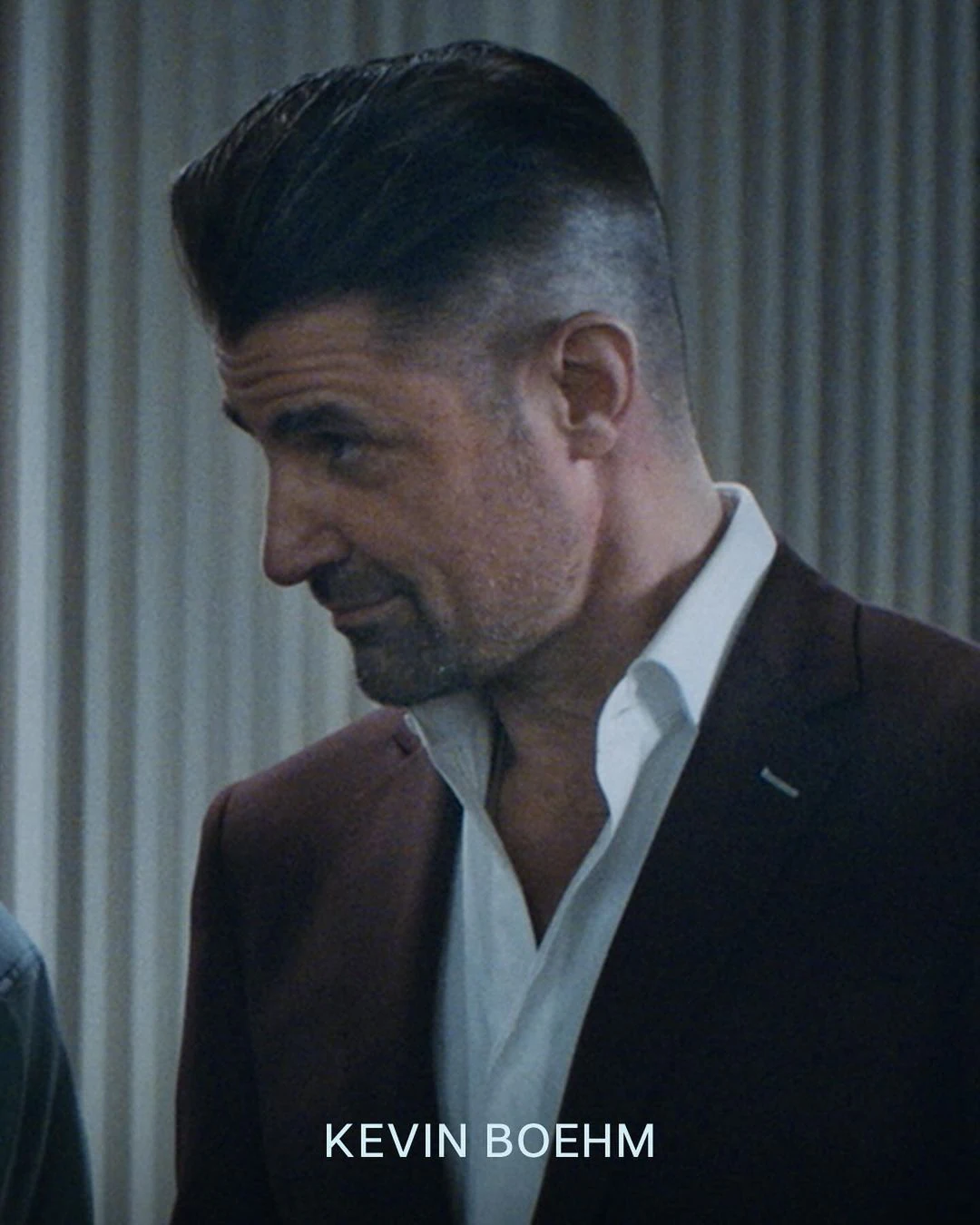 Kevin Boehm hablando de las dificultades por las que atraviesa un profesional de la hostelería en la secuencia que comparte con Carmy Berzatto.