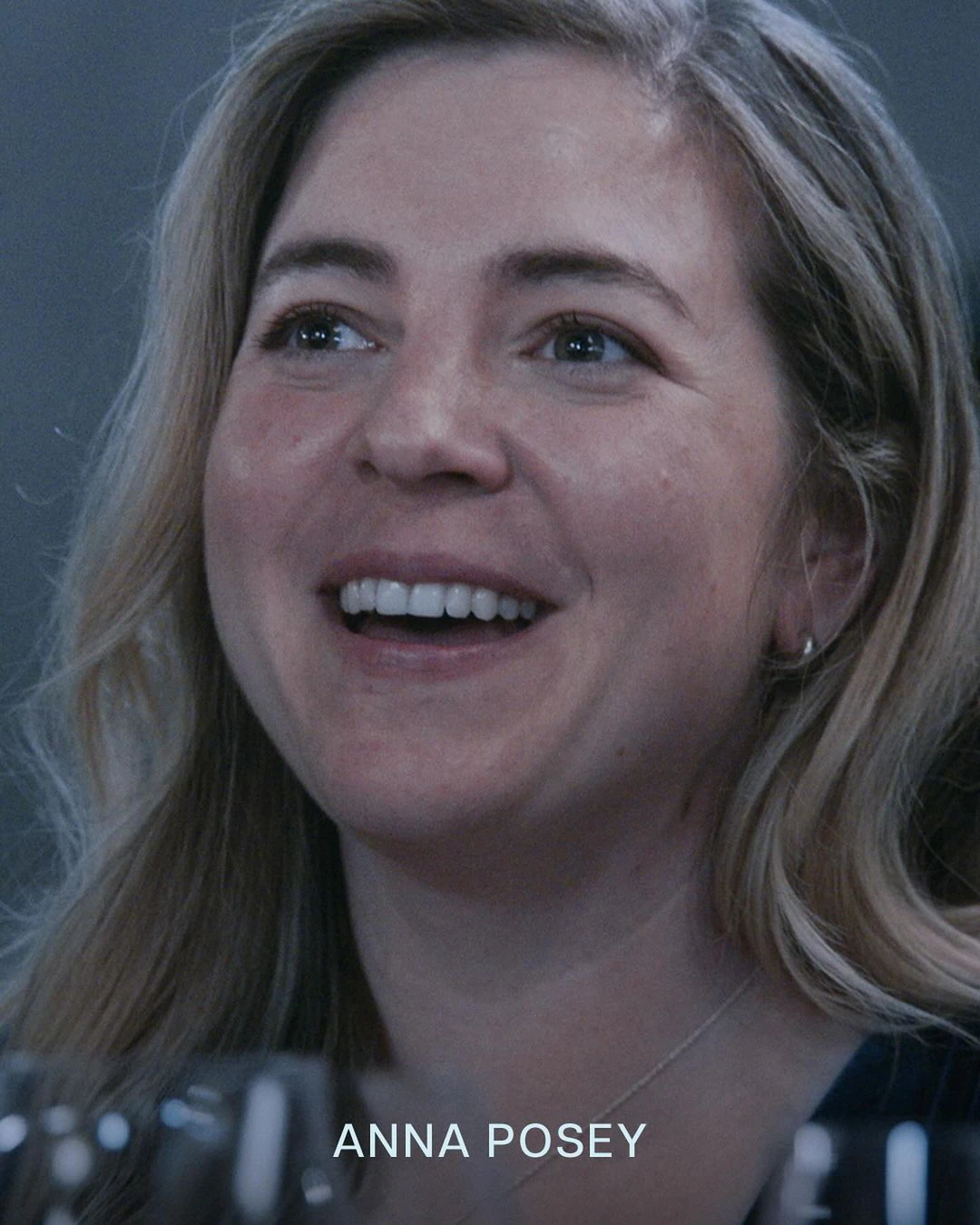 Anna Posey en la secuencia del funeral del último capítulo de la tercera temporada de The Bear.