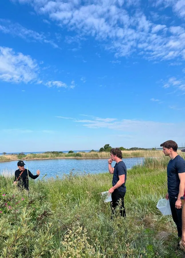 En el centro, Jeremy Allen White en el huerto de Noma, ensayando para grabar la escena que aparece en The Bear. / Instagram: @nomacph