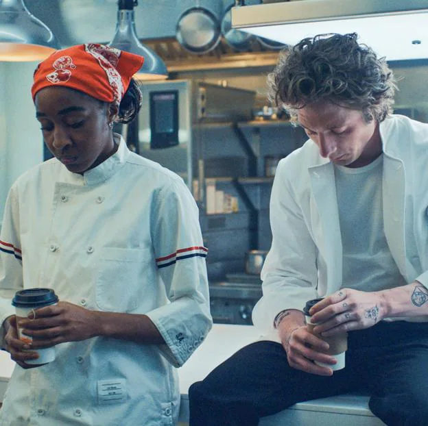 Ayo Edebiri y Jeremy Allen White como Sidney y Carmy en una imagen de la la tercera temporada de The Bear.