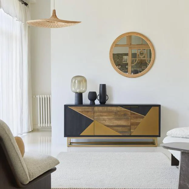 Este precioso aparador con detalles en dorado es de Tikamoon y cuesta 1.590 euros.