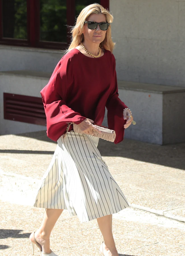 Patricia Rato con look de falda de rayas y blusa oversized con gafas Ray-Ban. GTRES.