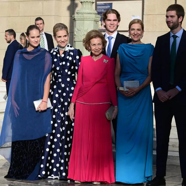Las infantas Elena y Cristina junto a sus hijos y la reina Sofía.