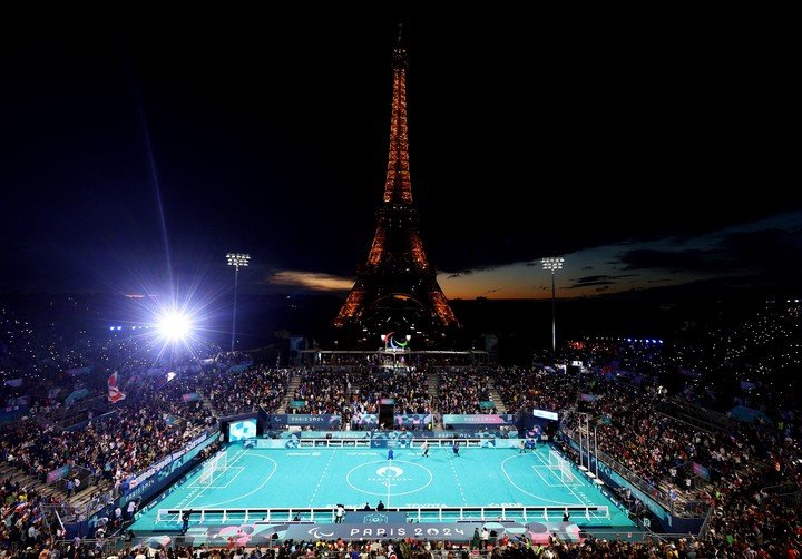 La Torre Eiffel fue testigo de la final de fútbol 5 para ciegos. Foto REUTERS/Kacper Pempel