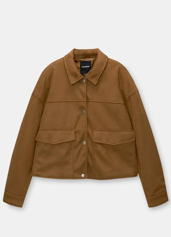 Chaqueta de antelina de Pull&Bear, 29,99 euros.