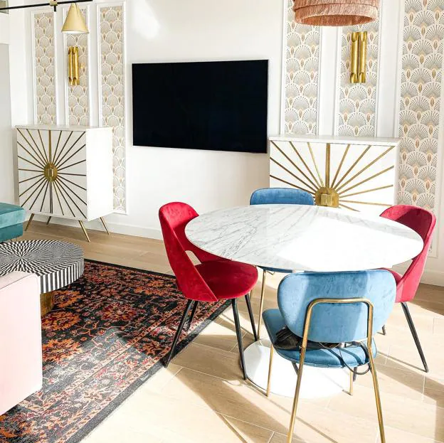 Miriam y Nerea, del estudio de interiorismo Lima y Lino, meten el rojo inesperado a través de estas sillas de comedor, que contrastan de forma espectacular con el resto de la estancia.