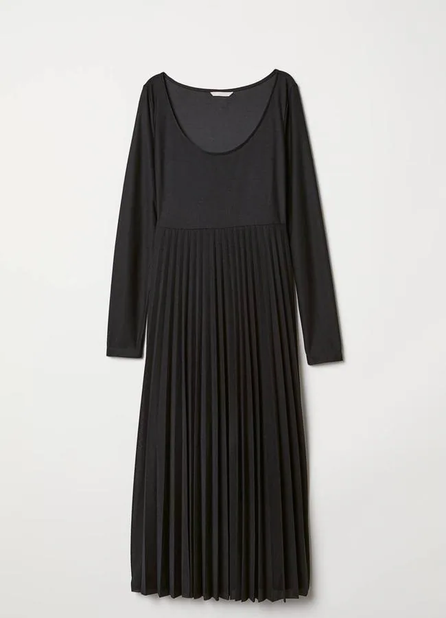 Vestido con manga larga y falda plisada de H&M, 39,99 euros.