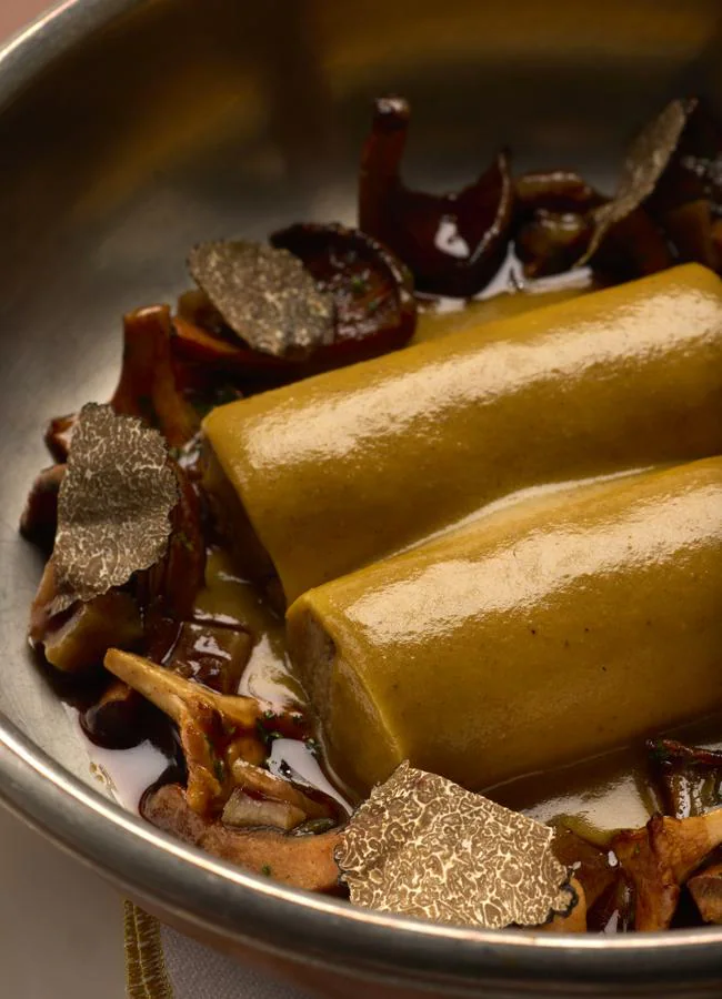 El canelón de porllo de corral en pepitoria de la carta de otoño de Cornamusa. / DR