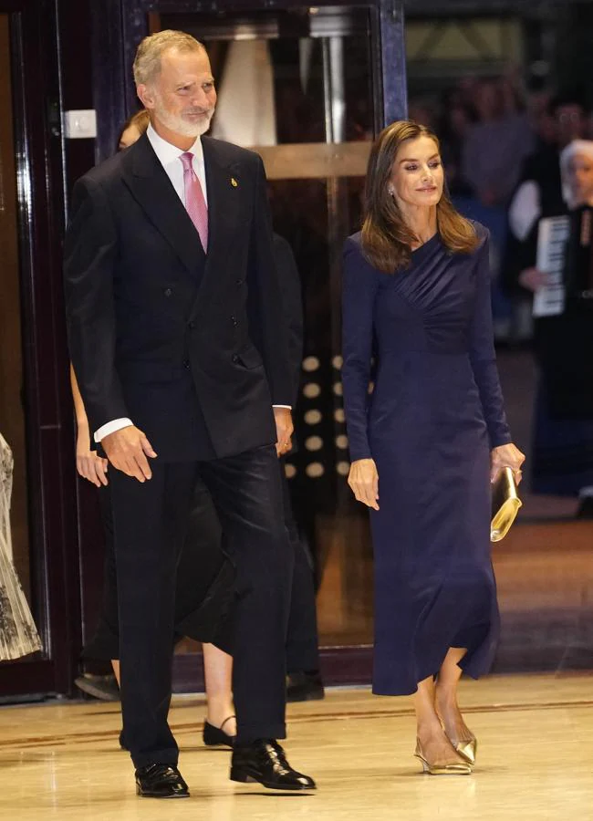 La reina Letizia en el XXXII Concierto de los Premios Princesa de Asturias 2024 con un vestido midi azul marino./Foto: Limited Pictures.
