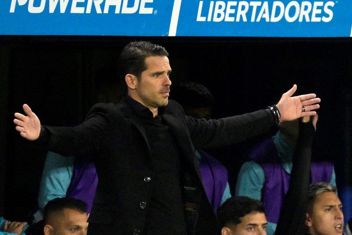 Gago en la Bombonera pero como DT de Racing. Foto: AFP