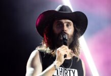 Jared Leto invita a un músico callejero a tocar con él en su concierto (VIDEO)