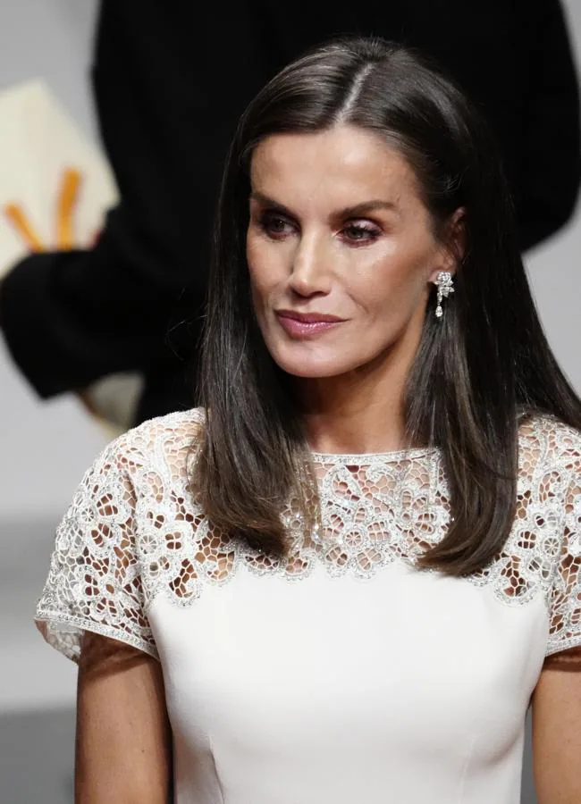 Detalle del vestido bordado de la reina Letizia y sus pendientes de diamantes. FOTO: Limited Pictures.