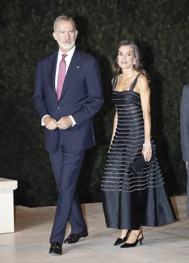 La reina Letizia estrenó un vestido de Carolina Herrera. / LIMITED PICTURES