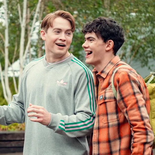 Kit Connor como Nick Nelson y Joe Locke como Charlie Spring en una imagen de la tercera temporada de Heartstopper.