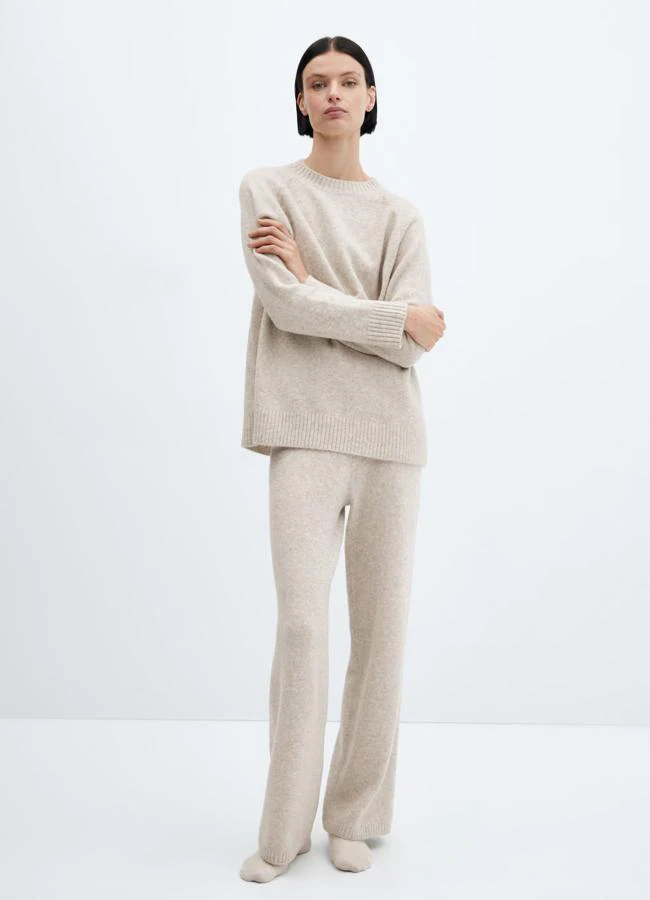 Conjunto de punto beige de Mango, pantalón 29,99 euros y jersey 39,99 euros.