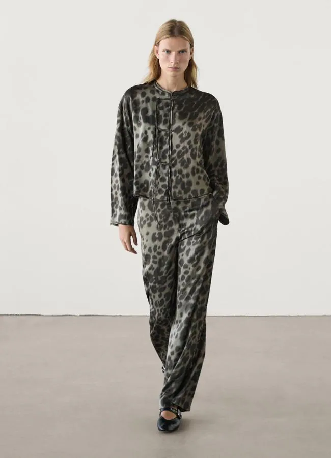 Conjunto estampado de Massimo Dutti, pantalón 69,95 euros y camisa 59,95 euros.