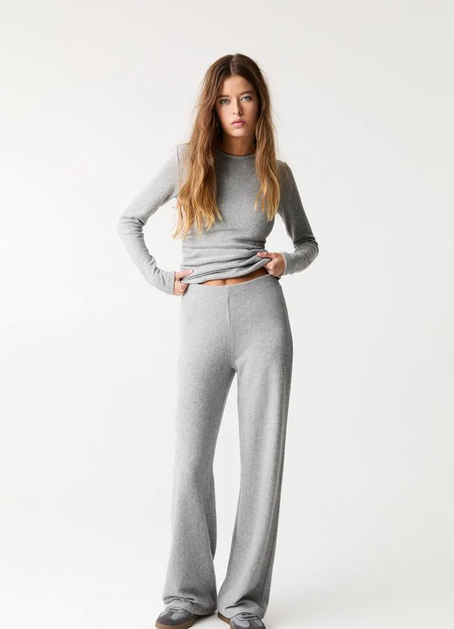 Conjunto gris confortable de Pull&Bear, pantalón, 19,99 euros y jersey 17,99 euros.
