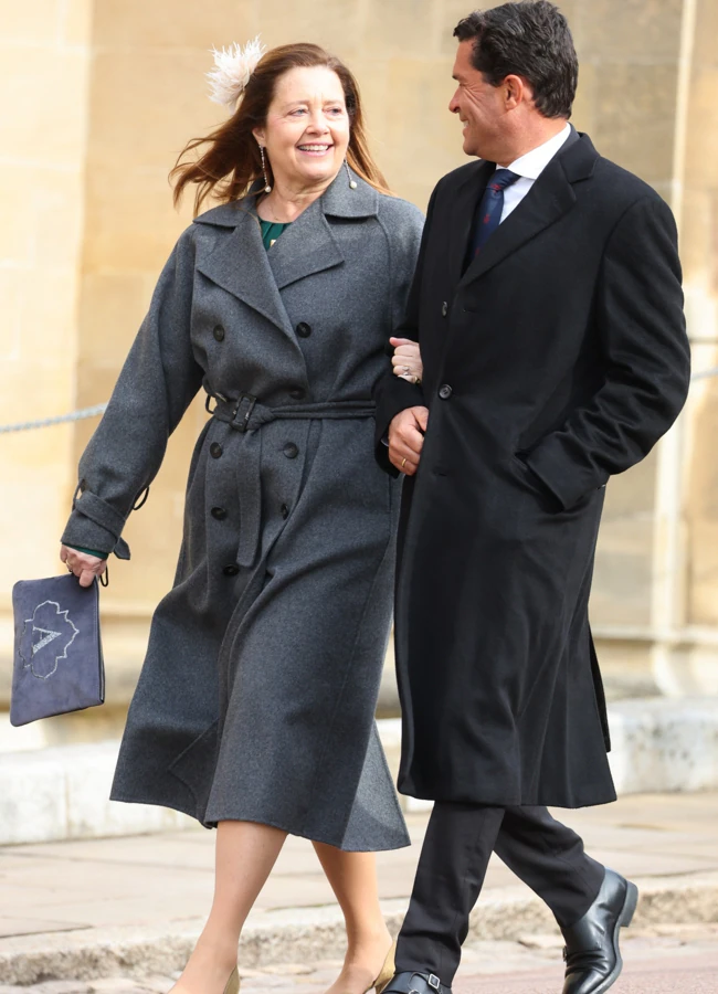 Alexia de Grecia, con un abrigo de inspiración clásica, junto a su marido Carlos Morales. GTRES.