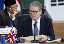 Casi 2 millones de británicos exigen la dimisión del Gobierno