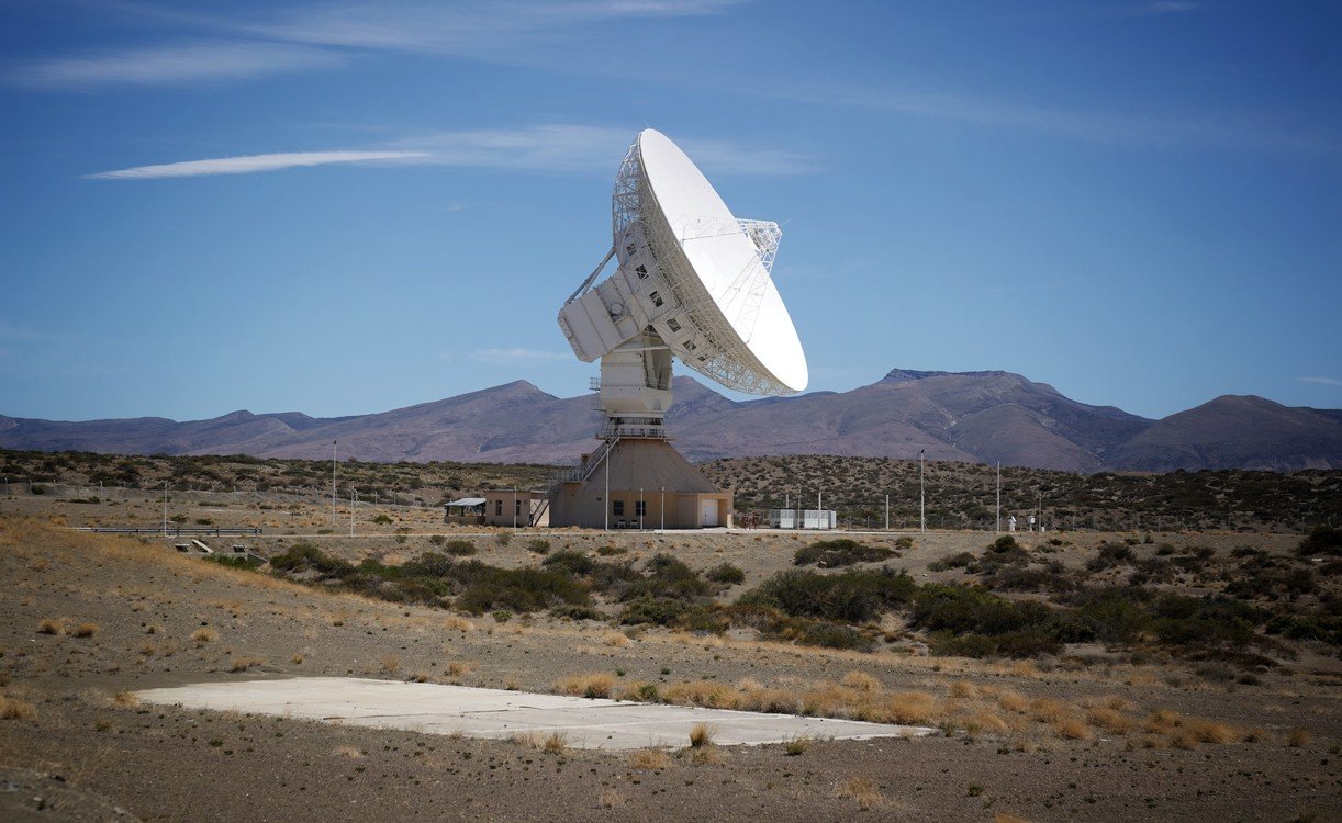 La parabólica. Una mole de 430 toneladas y 40 metros de altura en medio de los cerros de Neuquén. Fotos Emmanuel Fernández 