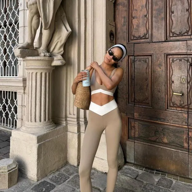 Mujer con un look deportivo. 