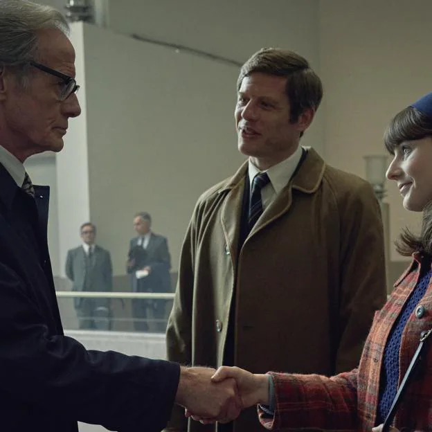 Bill Nighy como Patrick Steptoe cuando Robert Edwards (James Norton) le presentó a Jean Purdy (Thomasin McKenzie).