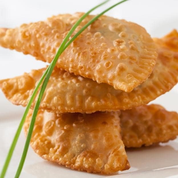 Una vez rellenas, las empanadillas se pueden freír o cocinar al horno, esta segunda es una opción más sana.