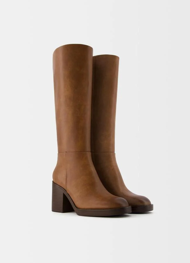 Botas lisas con tacón de color marrón de Bershka, 49,99 euros.