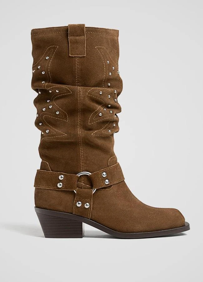 Botas marrones con tachuelas de Stradivarius, 79,99 euros.