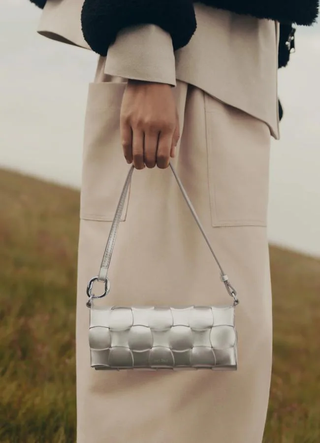 Bolso metalizado de Polène, 260 euros.