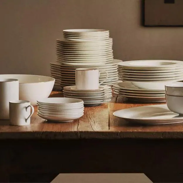 Vajilla en porcelana bone china con filo dorado de Zara Home.
