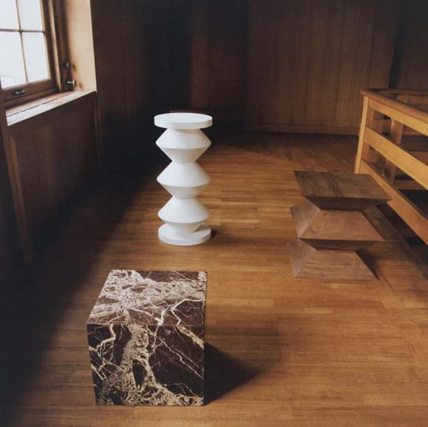 Mesas auxiliares de la colección de Nanushka x Zara Home.