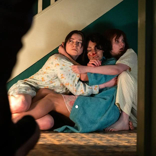 Hazel Doupe, Kerri Quinn y Lola Petticrew en una imagen del primer episodio de la serie basada en el libro de Patrick Radden Keefe, No digas nada.