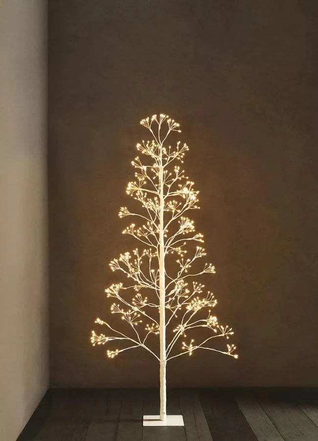 Los árboles de Navidad minimalistas de Zara Home (este cuesta 139 euros).