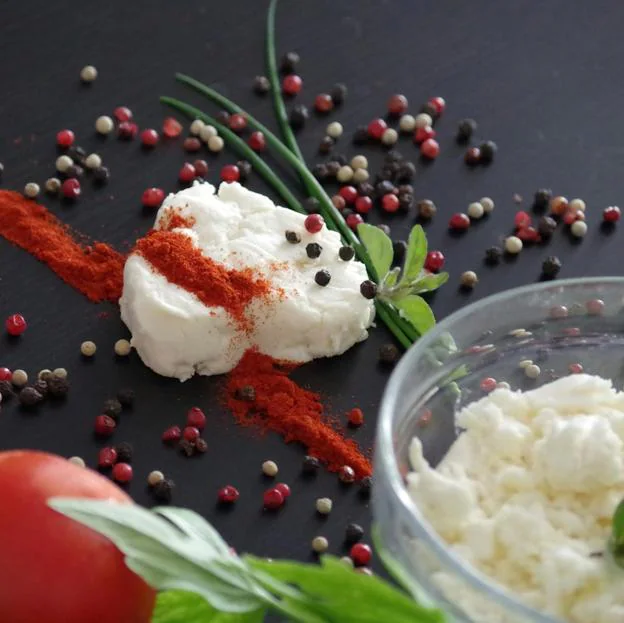 El queso cottage es una de las mejores opciones para no añadir calorías extra a la dieta. 