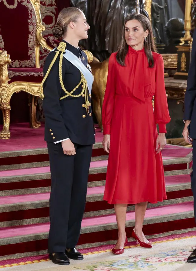 La reina Letizia en el Día de la Hispanidad 2024 con un vestido rojo. / GTRES