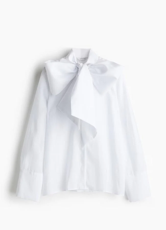 Blusa con lazada de H&M, 49,99 euros.