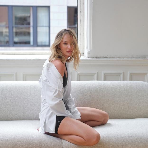 Mujer haciendo ejercicio en casa. 