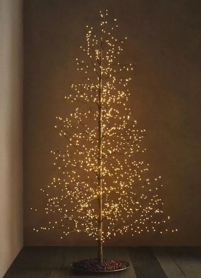 Con una altura de 1,80 metros, este árbol de Navidad de Zara Home tiene lista de espera y cuesta 169 euros.