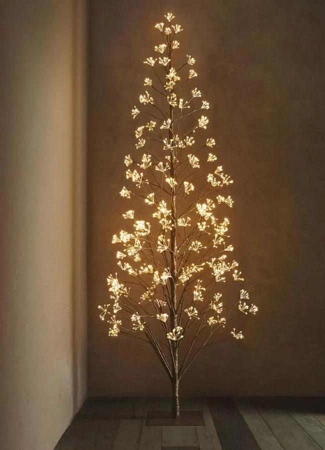 Este elegante árbol de Navidad con luces de Zara Home cuesta 299 euros.