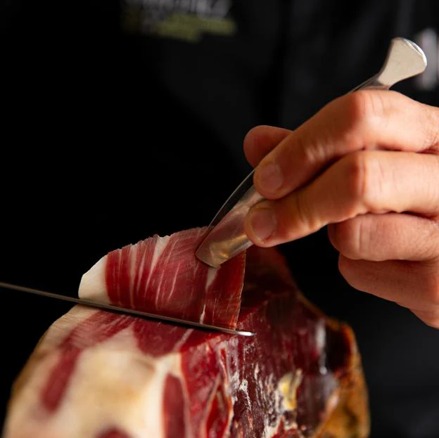 Corte de un jamón ibérico de bellota, el producto estrella de Arturo Sánchez.