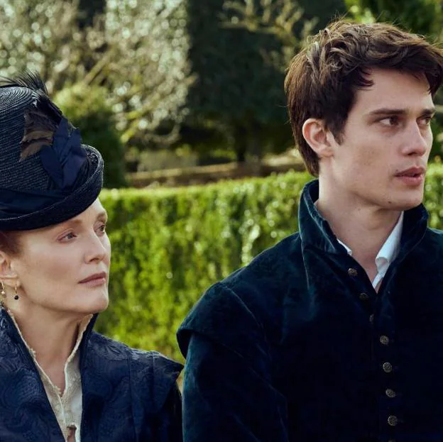 Julianne Moore y Nicholas Galitzine en una imagen de la miniserie británica Mary & George.