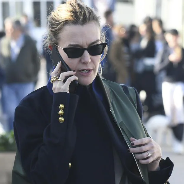 Marta Ortega con anillos de oro. 