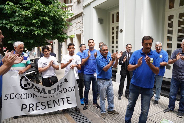 Hubo un “aplausazo” frente a la sede de la AFA en la calle Viamonte. Foto: Juano Tesone/Clarín
