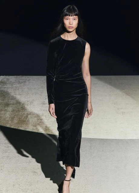 Vestido de terciopelo de Zara (39,99 euros)